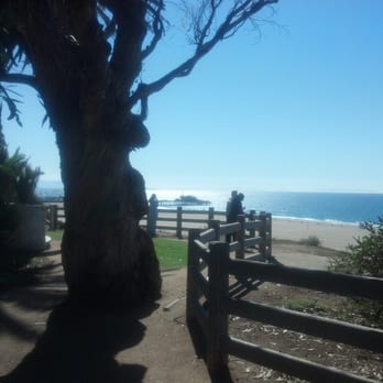 Palisades Park - Looking at the S M Pier from the bluffs - Parks Near Me