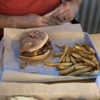 Winnie's Tavern - BBQ bacon burger & Cajun fries - Burgers Near Me - Wilmington, North Carolina Winnie's Tavern - BBQ bacon burger & Cajun fries - Burgers Near Me - Wilmington, North Carolina