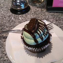 Delicious mint grasshopper ... Fresh mint smell and crunchy cookies inside the chocolate cupcake! Delicious mint grasshopper ... Fresh mint smell and crunchy cookies inside the chocolate cupcake!
