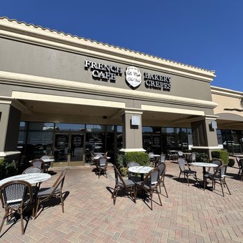 Le Cafe Du Val - Front Outdoor seating and entry way - Cafes Near Me - Henderson, Nevada