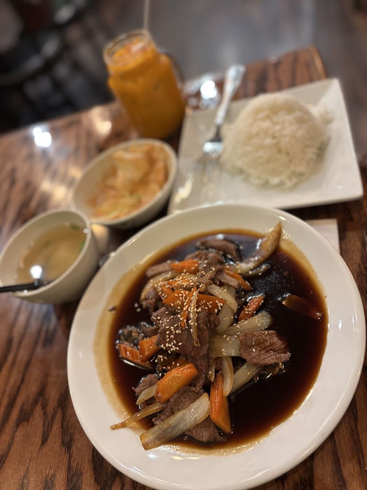Poy Thai And Sushi Logo