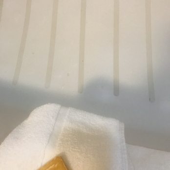 Red Roof Plus - The brown Broccoli smelling Soap over dinghy tub floor. - Hotels Near Me - Westbury, New York