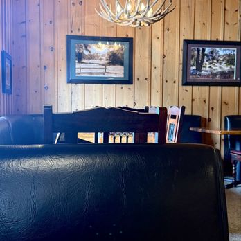 Rainbow Oaks Restaurant - Rustic Style - American Near Me - Fallbrook, California