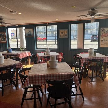 Higgins Crab House - Inside seating - Seafood Near Me - Ocean City, Maryland