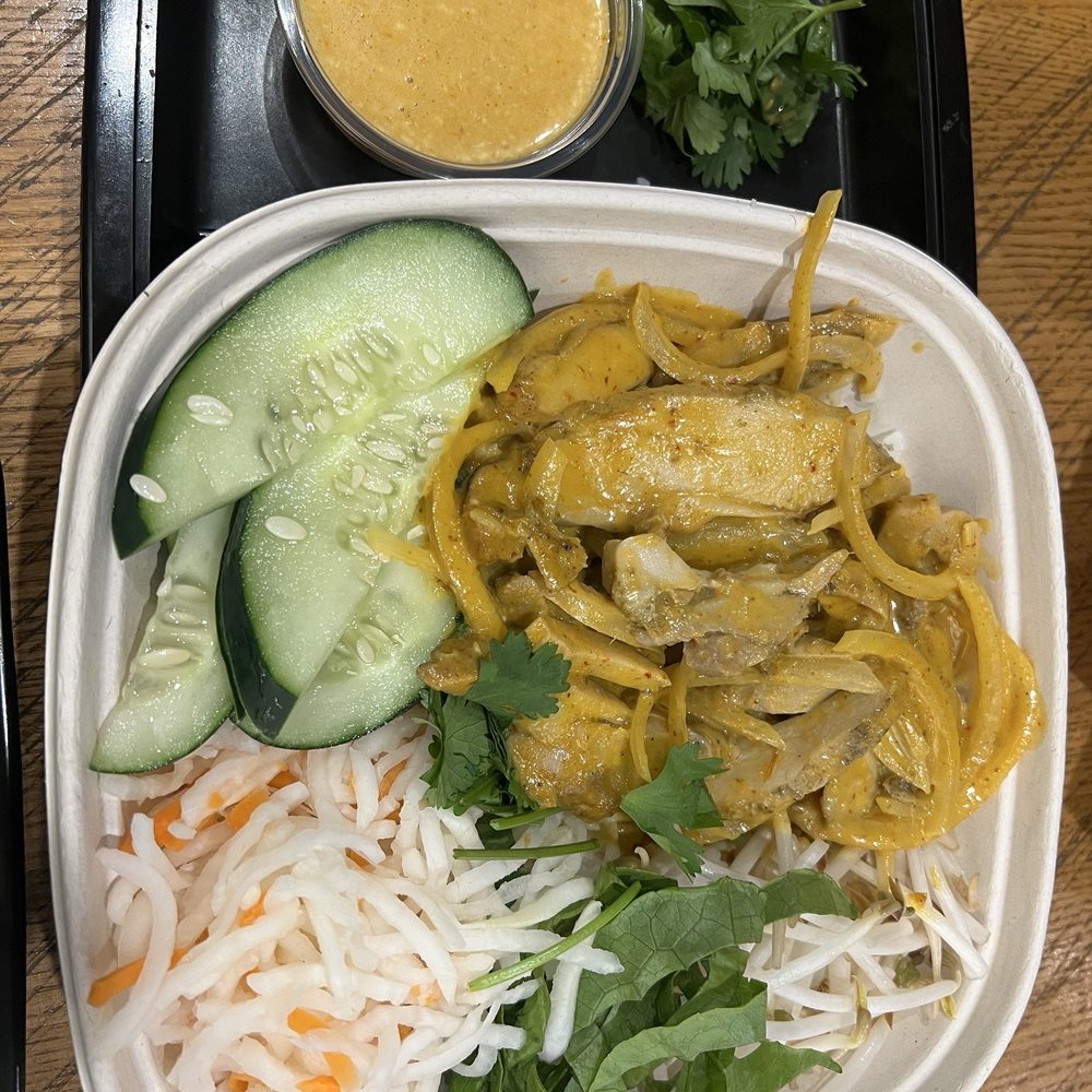 Lotus Banh Mi - Curry Chicken Rice Bowl - Vietnamese Near Me - Naperville, Illinois