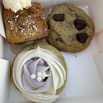 Crumbl - Natomas - Clockwise from top: French toast, semi-sweet chocolate chip, wedding cake - Bakeries Near Me - Sacramento, California Crumbl - Natomas - Clockwise from top: French toast, semi-sweet chocolate chip, wedding cake - Bakeries Near Me - Sacramento, California