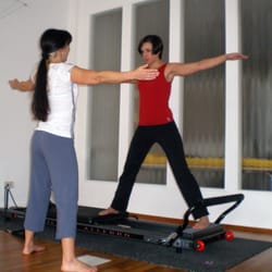 K50 Personal Training und Pilates Studio - Pilates Allegro Reformer Instruktion stehend