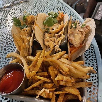 Common Restaurant - Chicken Tacos - Cocktail Bars Near Me - Savannah, Georgia Common Restaurant - Chicken Tacos - Cocktail Bars Near Me - Savannah, Georgia