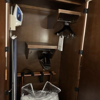Courtyard by Marriott Los Angeles Woodland Hills - Closet - Hotels Near Me - Woodland Hills, California