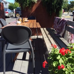 Zest Cafe - Cute outdoor seating