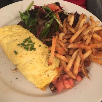 CAFÉ LULUc - Omelette with bacon, cheddar, and tomato - French Near Me - Brooklyn, New York CAFÉ LULUc - Omelette with bacon, cheddar, and tomato - French Near Me - Brooklyn, New York