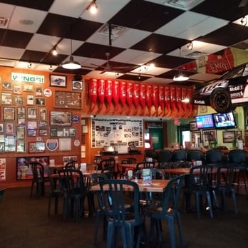Quaker Steak & Lube - The servers sucks here. - American Near Me - Cincinnati, Ohio