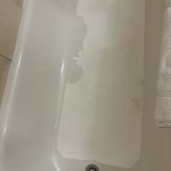 Hilton Garden Inn Fairfield - Room 105 tub more than just chipping - Hotels Near Me - Fairfield, California