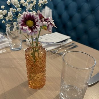 Castaways Steak & Seafood - Beautiful flowers - Bars Near Me - Port Jefferson, New York