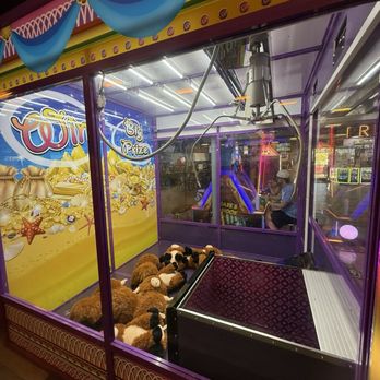 Boomers Santa Maria - Full size claw game - Mini Golf Near Me - Santa Maria, California