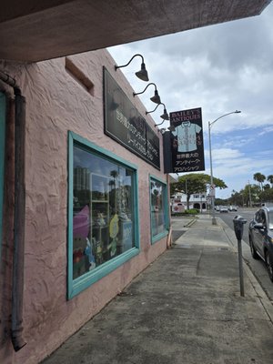 Bailey's Antiques and Aloha Shirts by null