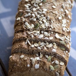 Zoi Healthy Bakery - il nostro pane preparato con acqua, farina integrale e semi, senza lievito