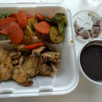 Gordo Cafe - Caribbean chicken entrée with sides of veggies and black beans - Salad Near Me - Miami, Florida