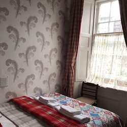 16 Pilrig Guest House - Window at the foot of my bed