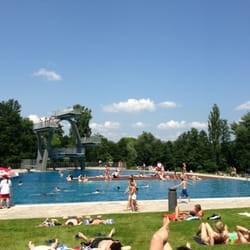 Südbad - Großer Pool mit Sprungturm