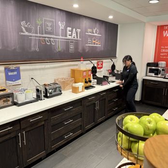 Hampton Inn & Suites Napa - Breakfast pastries, toast, bagels and waffles - Hotels Near Me - Napa, California Hampton Inn & Suites Napa - Breakfast pastries, toast, bagels and waffles - Hotels Near Me - Napa, California