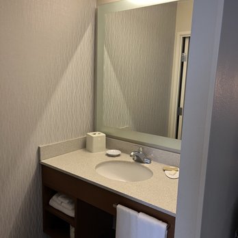 SpringHill Suites by Marriott Chicago Downtown/River North - Sink - Hotels Near Me - Chicago, Illinois SpringHill Suites by Marriott Chicago Downtown/River North - Sink - Hotels Near Me - Chicago, Illinois