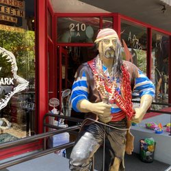 Ship's Lantern - Pirate Statue