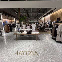 Aritzia - Front entrance