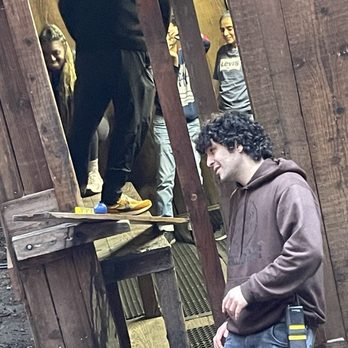 Mystery Spot - Leo the guide - Amusement Parks Near Me - Santa Cruz, California Mystery Spot - Leo the guide - Amusement Parks Near Me - Santa Cruz, California