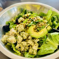 Salata - Large Salad with pesto chicken, avocado, pumpkin seeds, black olives, tomatoes, banana peppers, and jalapeños