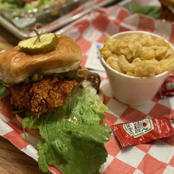 Willy's Mexicana Grill - Jalapeños honey chicken sandwich with macaroni - Mexican Near Me - Atlanta, Georgia Willy's Mexicana Grill - Jalapeños honey chicken sandwich with macaroni - Mexican Near Me - Atlanta, Georgia