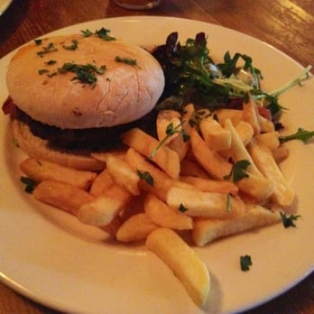 McGann's Pub - Bacon cheeseburger - Irish Pub Near Me - Doolin, CE