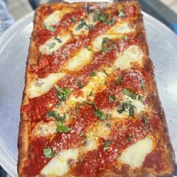 Napoli Pizza N Pasta - Margharita pie with extra sauce