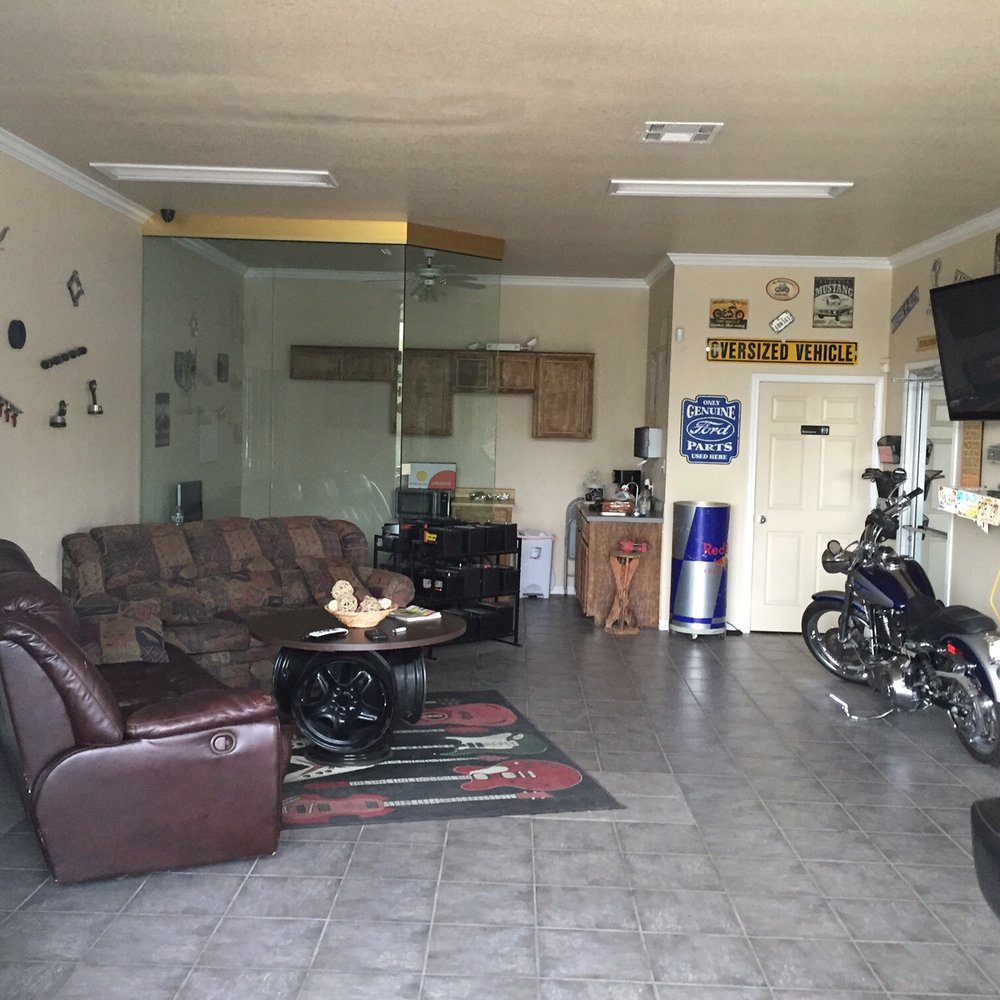 Chuck's Garage - Sitting area to relax and watch tv! - Auto Repair Near Me - Killeen, Texas