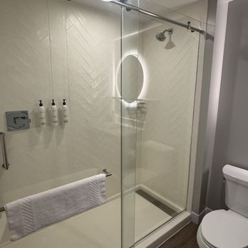 TownePlace Suites - Bathroom - Hotels Near Me - Eugene, Oregon