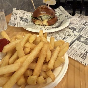 T & C Burger Lab - Pomme sticks and cheeseburger - Burgers Near Me - Rome, RM T & C Burger Lab - Pomme sticks and cheeseburger - Burgers Near Me - Rome, RM