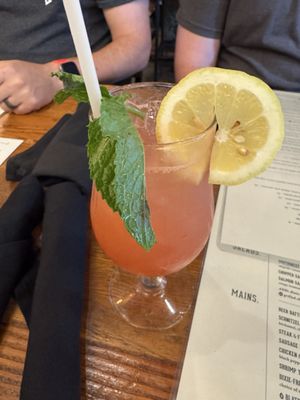 Blatt Beer & Table by null