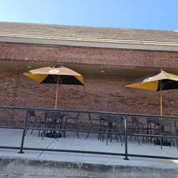 Einstein Bros. Bagels - Outdoor seating
