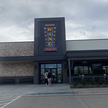 Pluckers Wing Bar - Pasadena - This is the restaurant I took a picture of it while I was leaving the show proof I actually was here.. - Chicken Wings Near Me - Pasadena, Texas