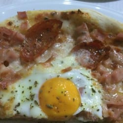 Pizzaria Pesqueirense - 4 seasons pizza with extra egg :)