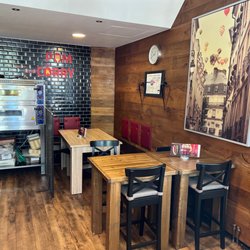 Gelateria Centrale San Marco - Pizza-Ofen und Tisch mit Stühlen