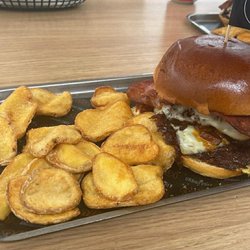 Albi - Bacon burger and chips