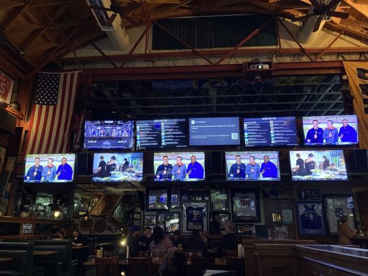 Legends Restaurant & Sports Bar by null