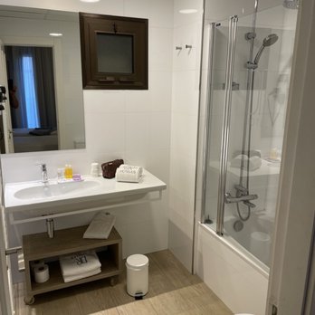 Hotel Dos Rios - Clean bathroom - Hotels Near Me - Ainsa, HU