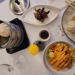 Sumo - Xiao long bao, gyu sushi ternera and cuenco salmon spicy.
