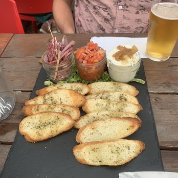 Brasseurs du Moulin - Housemade salami, bruschetta, and chèvre - Brasseries Near Me - Beloeil, Quebec Brasseurs du Moulin - Housemade salami, bruschetta, and chèvre - Brasseries Near Me - Beloeil, Quebec