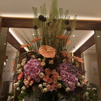 Sheraton Warsaw Hotel - Entrance bouquet - Hotels Near Me - Warszawa, Massachusetts Sheraton Warsaw Hotel - Entrance bouquet - Hotels Near Me - Warszawa, Massachusetts