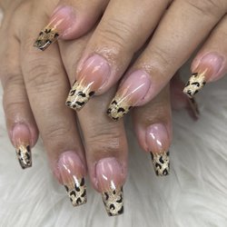 Pinks Nail Spa - Cat eyes