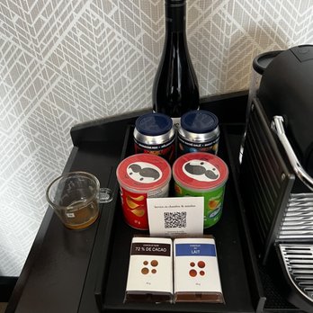 Hôtel Place d'Armes - Snacks for purchase, fridge had cold drinks too. - Hotels Near Me - Montreal, Quebec Hôtel Place d'Armes - Snacks for purchase, fridge had cold drinks too. - Hotels Near Me - Montreal, Quebec
