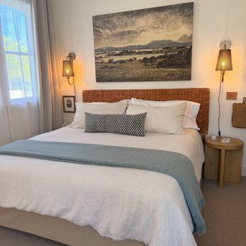 Jacksonville's Magnolia Hotel - King size deluxe room - Bed & Breakfast Near Me - Jacksonville, Oregon